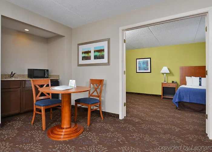 Hotel Fairfield By Marriott & Chicago 3*