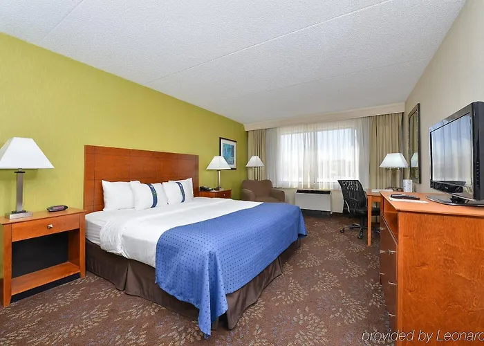 Fairfield By Marriott & Chicago Hotel 3*